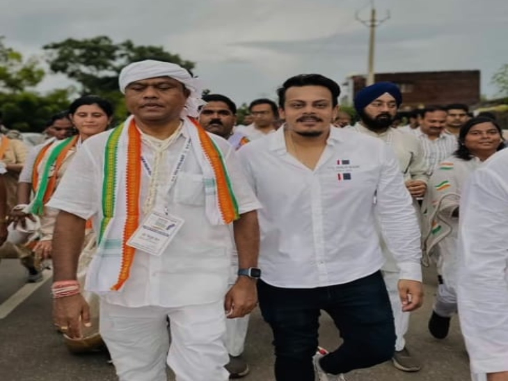 PCC चीफ दीपक बैज के साथ राहुल ठाकुर।