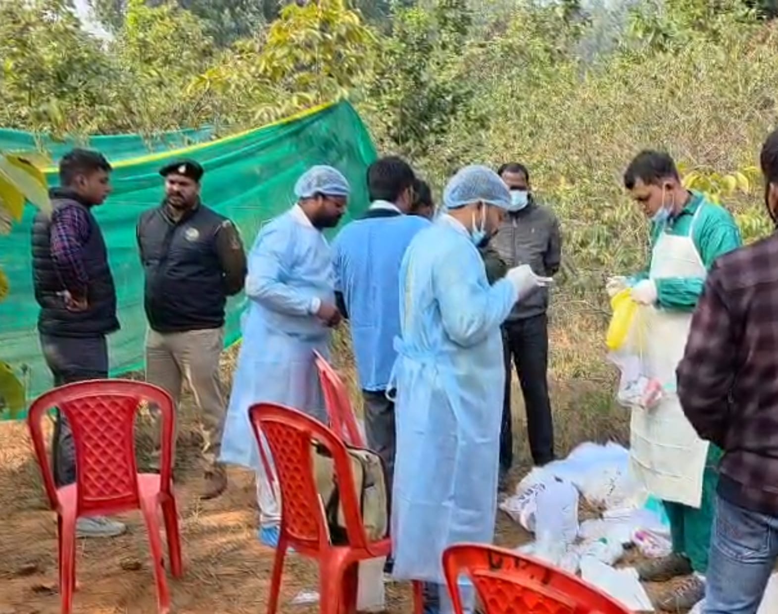 डॉक्टरों की टीम ने किया पोस्टमॉर्टम।