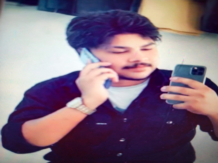 अमृतसर में हाईवोल्टेज तारों की चपेट में आया युवक:  फ्लेक्स बोर्ड लगाते समय मौत; परिवार ने दोस्तो पर लगाए अरोप – Amritsar News