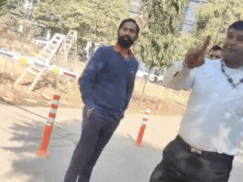 RWA ने दावा किया कि मॉल के सिक्योरिटी प्रबंधन ने उन्हें धमकी दी है।