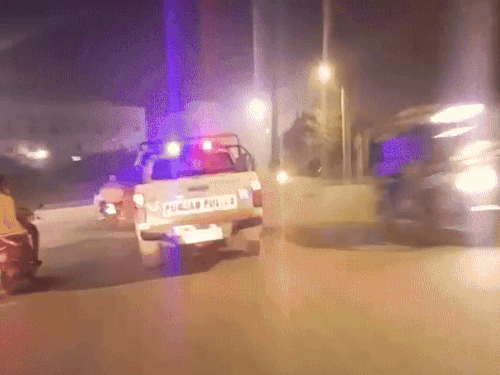 सेंट्रल जेल की ओर जाती हुई पुलिस की गाड़ी।