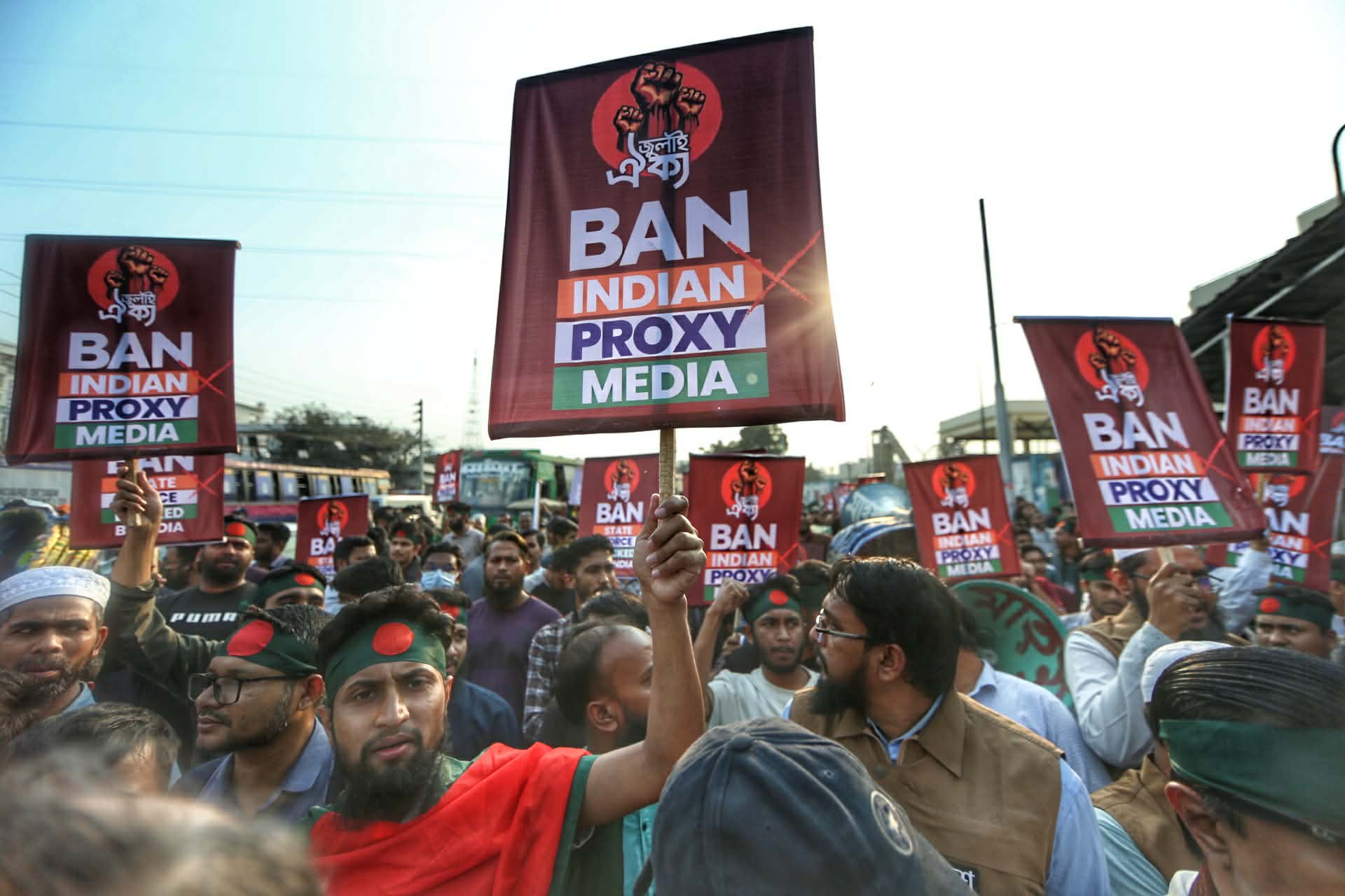 प्रदर्शनकारी अपदस्थ पूर्व प्रधानमंत्री शेख हसीना और जुलाई में हुए आंदोलन के दौरान व उसके बाद भारत चले गए अन्य लोगों की वापसी की मांग कर रहे थे।