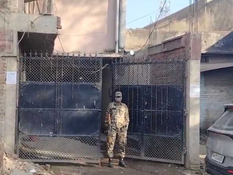 अशोक विश्वकर्मा के घर के बाहर तैनात सुरक्षाकर्मी।