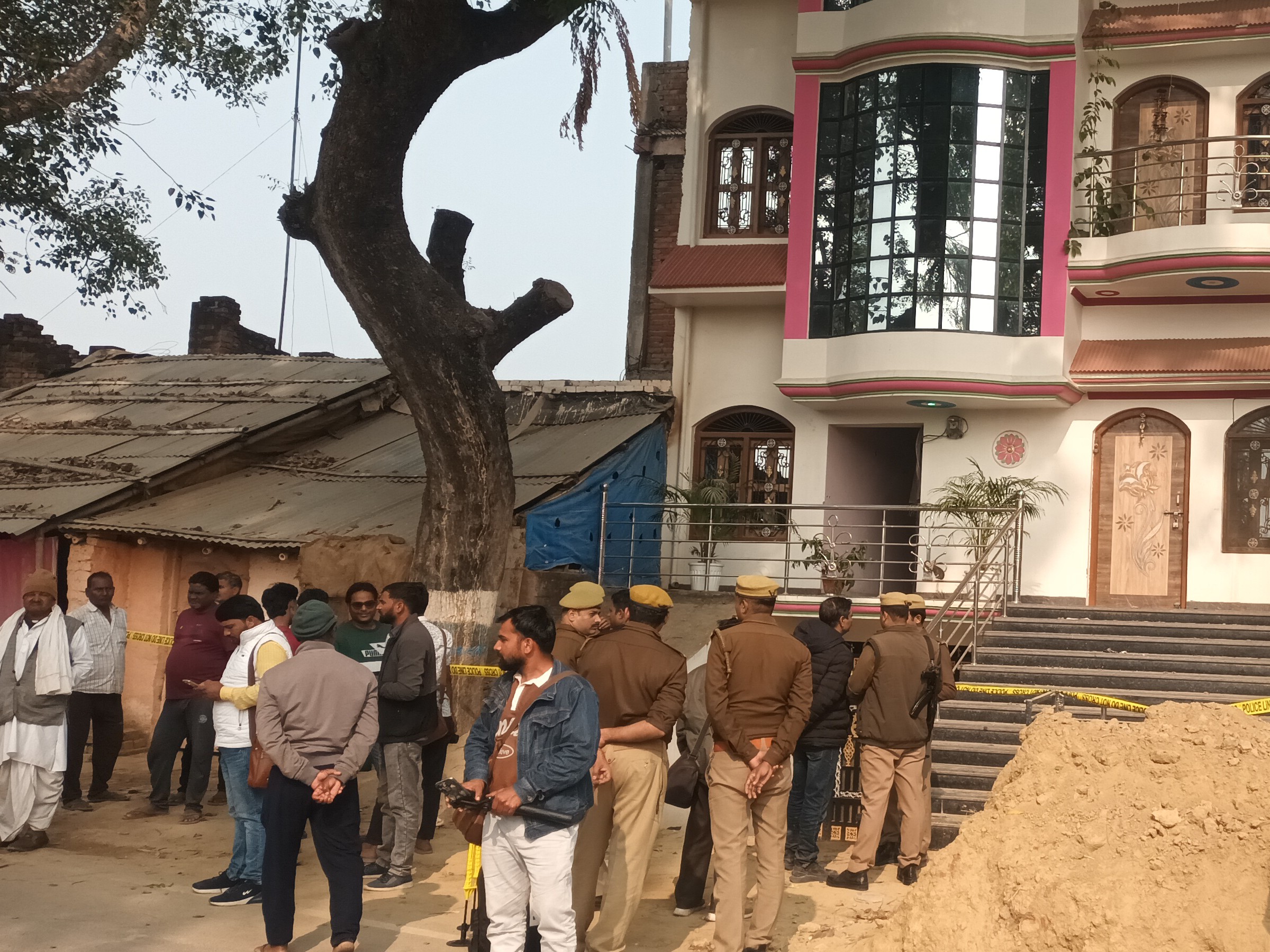 ગામમાં બનેલું બે માળનું મકાન, જેને પોલીસે સીલ કરી દીધું છે.