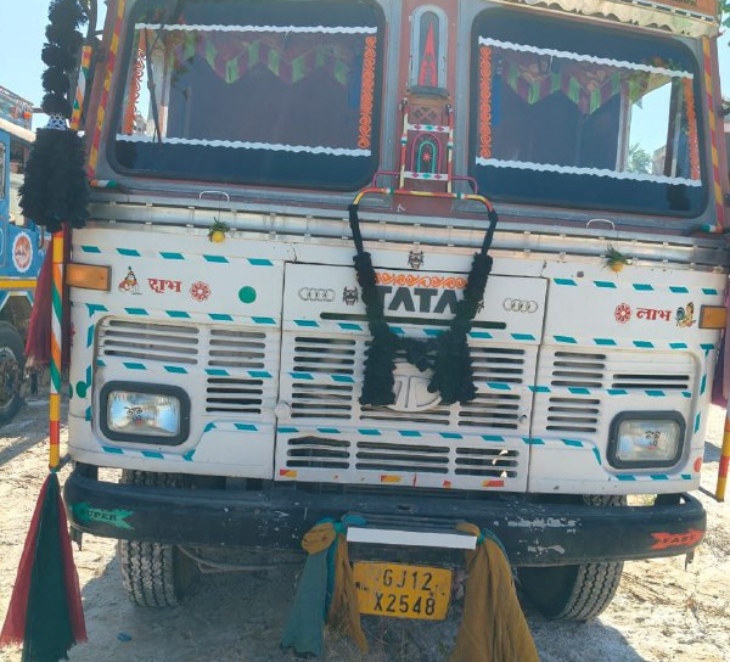 ट्रक जिसमें अवैध रूप से डोडा पोस्त परिवहन किया जा रहा था।