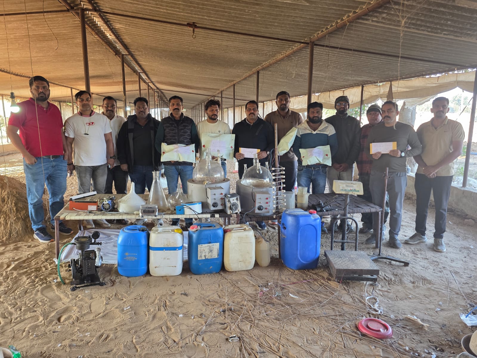 फोटो कार्रवाई के दौरान मुर्गी फॉर्म का है। जहां पर टीम ने ड्रग के साथ मशीनें और केमिकल बरामद किया था।