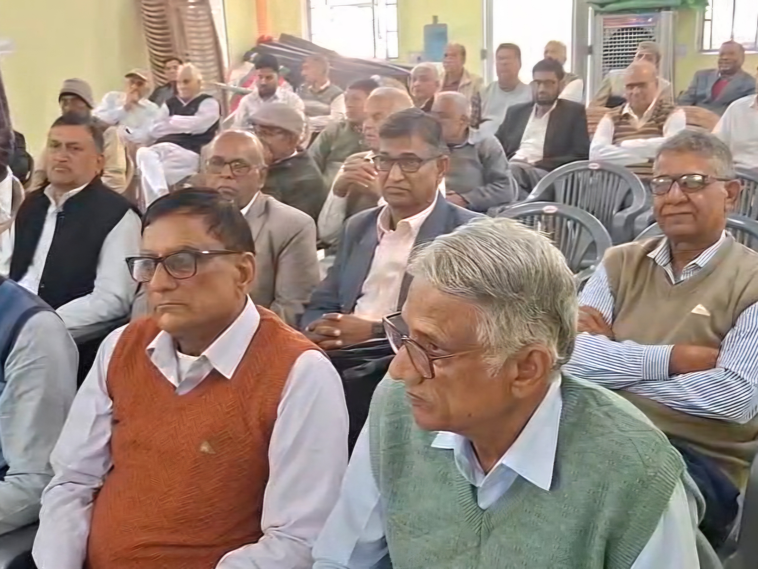 मीटिंग में मौजूद लोग।