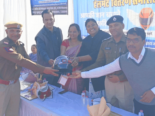 सड़क सुरक्षा मैराथन विजेता हैडकांस्टेबल को सम्मानित करते अधिकारी।