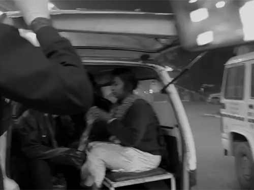 मारपीट के बाद पीड़ित को अस्पताल ले जाया गया, जहां इलाज जारी है।