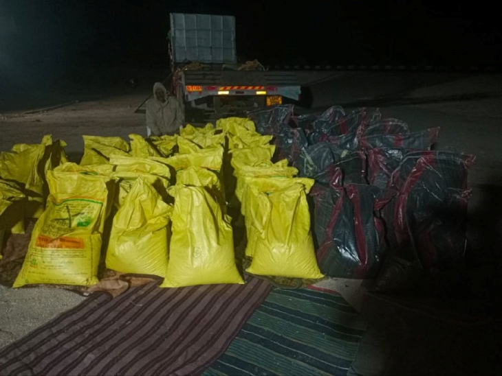 कट्‌टों में भरा डोडा-पोस्त।