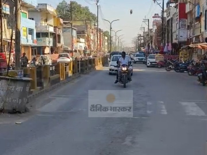 Former shop staff set businessman's car on fire..VIDEO | दुकान के पूर्व-स्टाफ ने व्यापारी की कार में लगाई आग..VIDEO: पुरानी रंजिश में वारदात, पेट्रोल डालकर फूंकी गाड़ी; 2 गिरफ्तार - Korba News 1 कोरबा के दर्री मुख्य मार्ग पर यह घटना हुई।