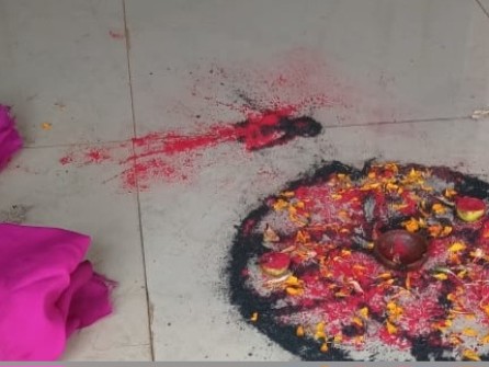 A lemon-vermilion-thread effigy was found in front of the class in the school. | स्कूल में प्रिंसिपल ऑफिस के सामने मिला नींबू-सिंदूर-धागा-पुतला: प्राचार्या बोली- रात में किसी ने तंत्र पूजा की; शुद्धिकरण कराने की मांग - Kondagaon News 2 इस तरह की गतिविधियों से स्कूल की पढ़ाई लिखाई प्रभावित हुई है।