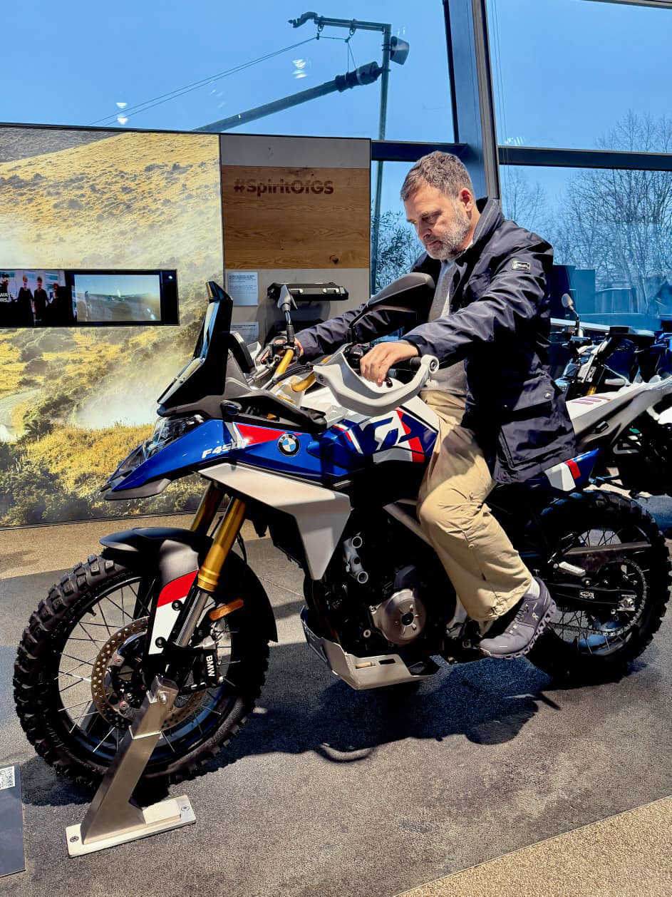 BMW और TVS ने पार्टनशिप में 450cc की यह एडवेंचर बाइक बनाई है। राहुल इस बाइक पर बैठे भी। उन्होंने कहा- यह कमाल है। भारतीय इंजीनियरिंग पर हमें गर्व है। राहुल ने स्टाफ से इस बाइक की खासियत भी जानी। भारत में इसे अगले साल तक लॉन्च किया जा सकता है।