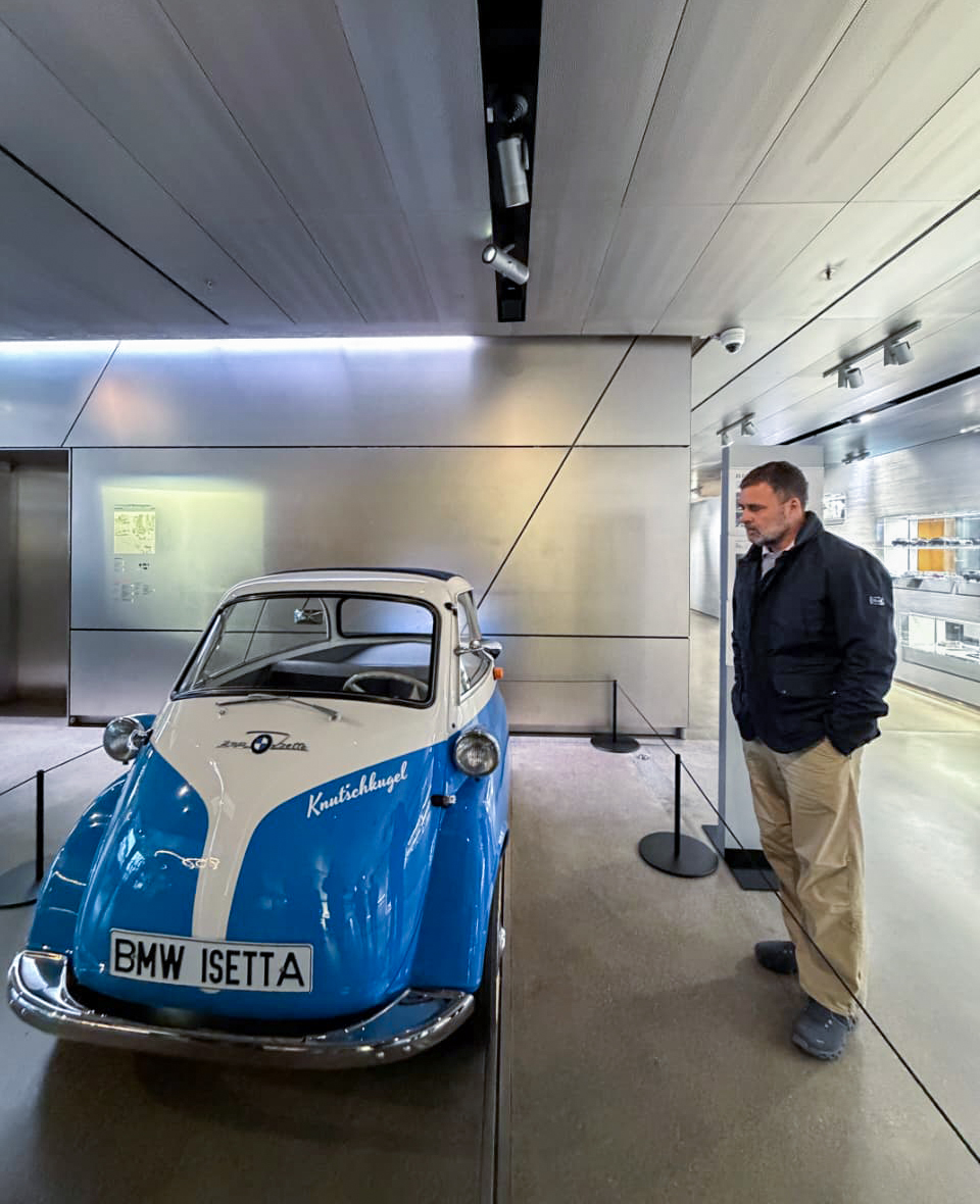 राहुल ने BMW इसेट्टा देखी। यह 1950 के दशक की आइकॉनिक माइक्रो कार है, जो इटालियन Iso के डिजाइन पर BMW ने 1955-62 तक लाइसेंस पर बनाई। 2 सीटर छोटी कार फ्यूल एफिशिएंट होने से यूरोप में हिट हुई। इसमें 13hp पावरफुल इंजन आता था। इसकी टॉप स्पीड 90kmph थी। इसकी कुल 1,61,000 यूनिट्स बिकीं थीं।