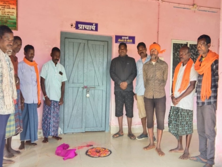 A lemon-vermilion-thread effigy was found in front of the class in the school. | स्कूल में प्रिंसिपल ऑफिस के सामने मिला नींबू-सिंदूर-धागा-पुतला: प्राचार्या बोली- रात में किसी ने तंत्र पूजा की; शुद्धिकरण कराने की मांग - Kondagaon News 3 ग्रामीणों ने स्कूल में शुद्धिकरण की मांग की है।