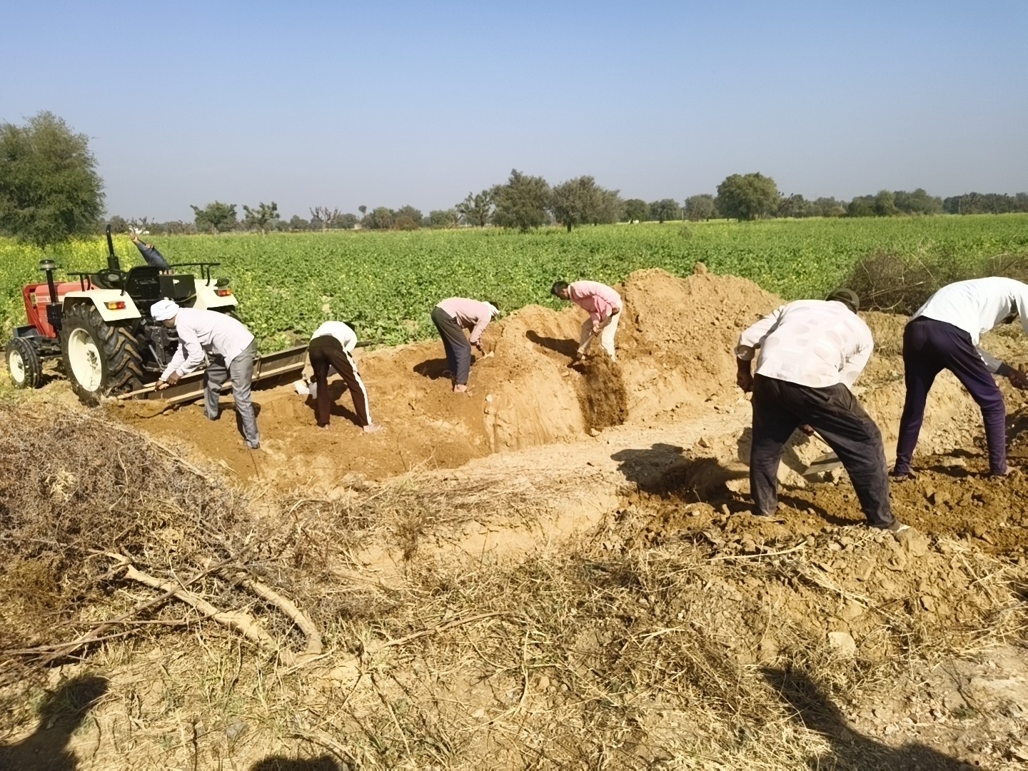 भारी पुलिस जाप्ते की मौजूदगी में अवरुद्ध रास्ते को खुलवाया गया।