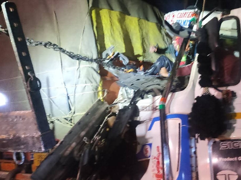 गिरिडीह में आमने-सामने भिड़ी ट्रेलर और ट्रक:  ट्रेलर का चालक केबिन में ही फंसा, हादसे के बाद लगी आग, जिंदा जलने से बचा चालक – Giridih News