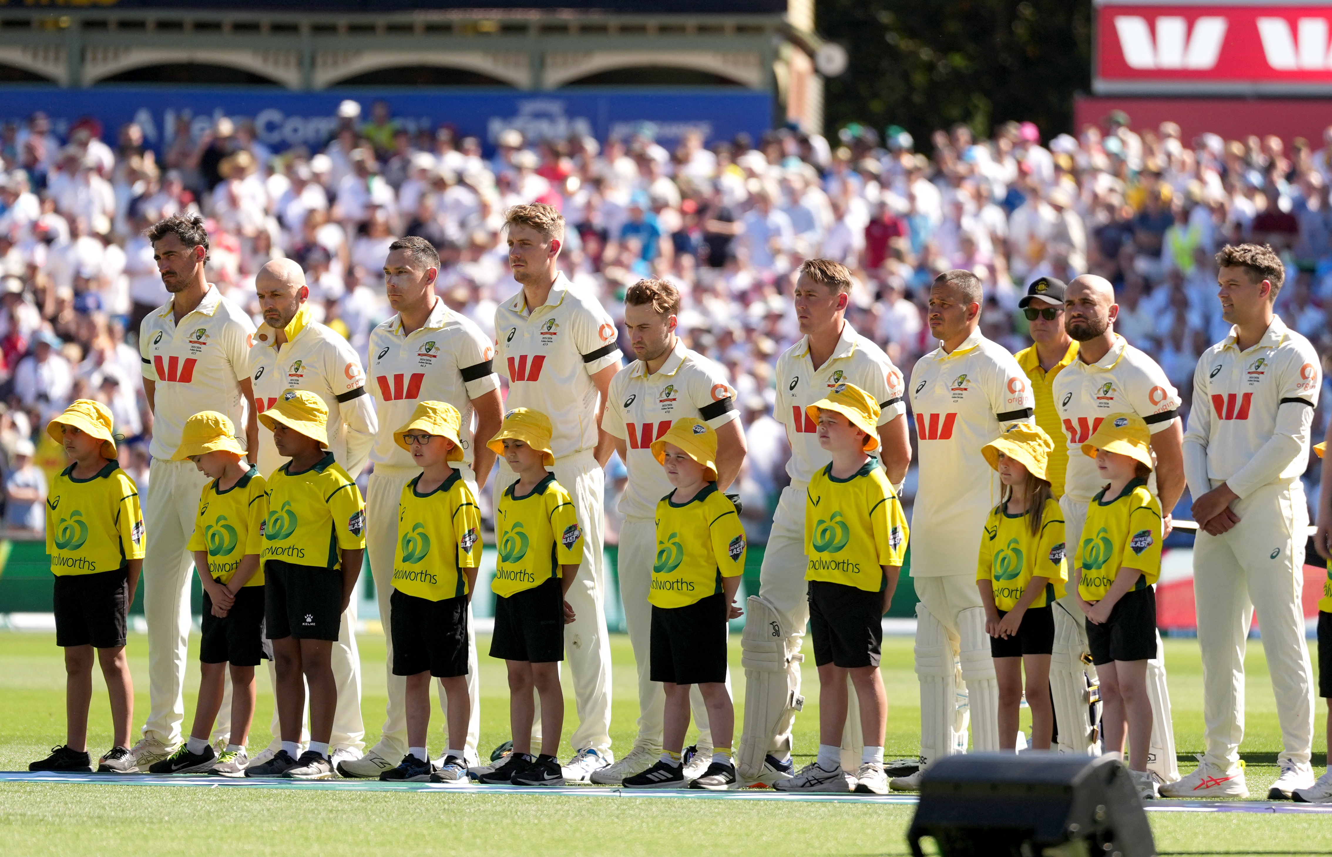 ऑस्ट्रेलिया और इंग्लैंड के खिलाड़ी बांह पर काली पट्टी बांधकर उतरे।