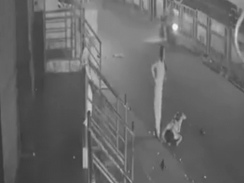 किसी के न रुकने पर इस तरह मदद के लिए बिलखती रही पत्नी।