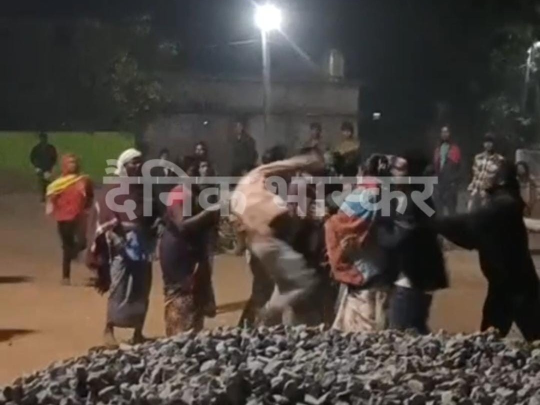In Dhamtari, there was a fierce fight between the Kotwar and the villagers. | धमतरी में कोटवार-ग्रामीणों के बीच जमकर लात-घूंसे चले: दो पक्षों में मारपीट का VIDEO वायरल; जांच में जुटी पुलिस - Dhamtari News 2 3afec64d f545 47fe 8513 6fc1319881a3 1765940167657