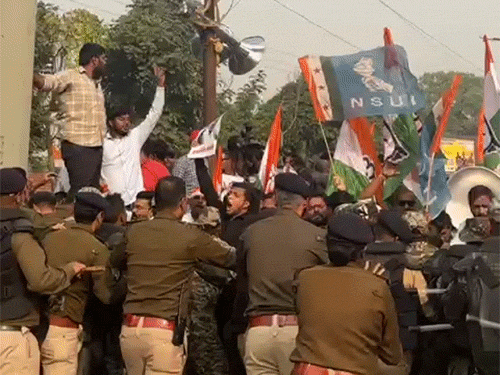 प्रदर्शन के दौरान कांग्रेस कार्यकर्ताओं और पुलिस के बीच धक्कामुक्की हो गई।