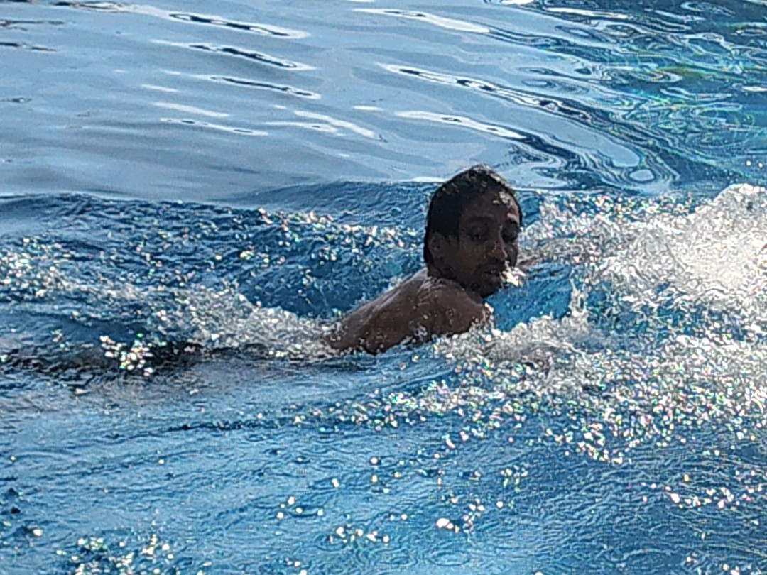 दिन में धूम का आनंद पानी में तैरकर लिया