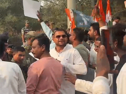 सुरक्षा के नजरिए से भारी पुलिस बल तैनात था। मेकाहारा चौक से कुछ दूर बाद पुलिस ने प्रदर्शनकारियों को रोक लिया।