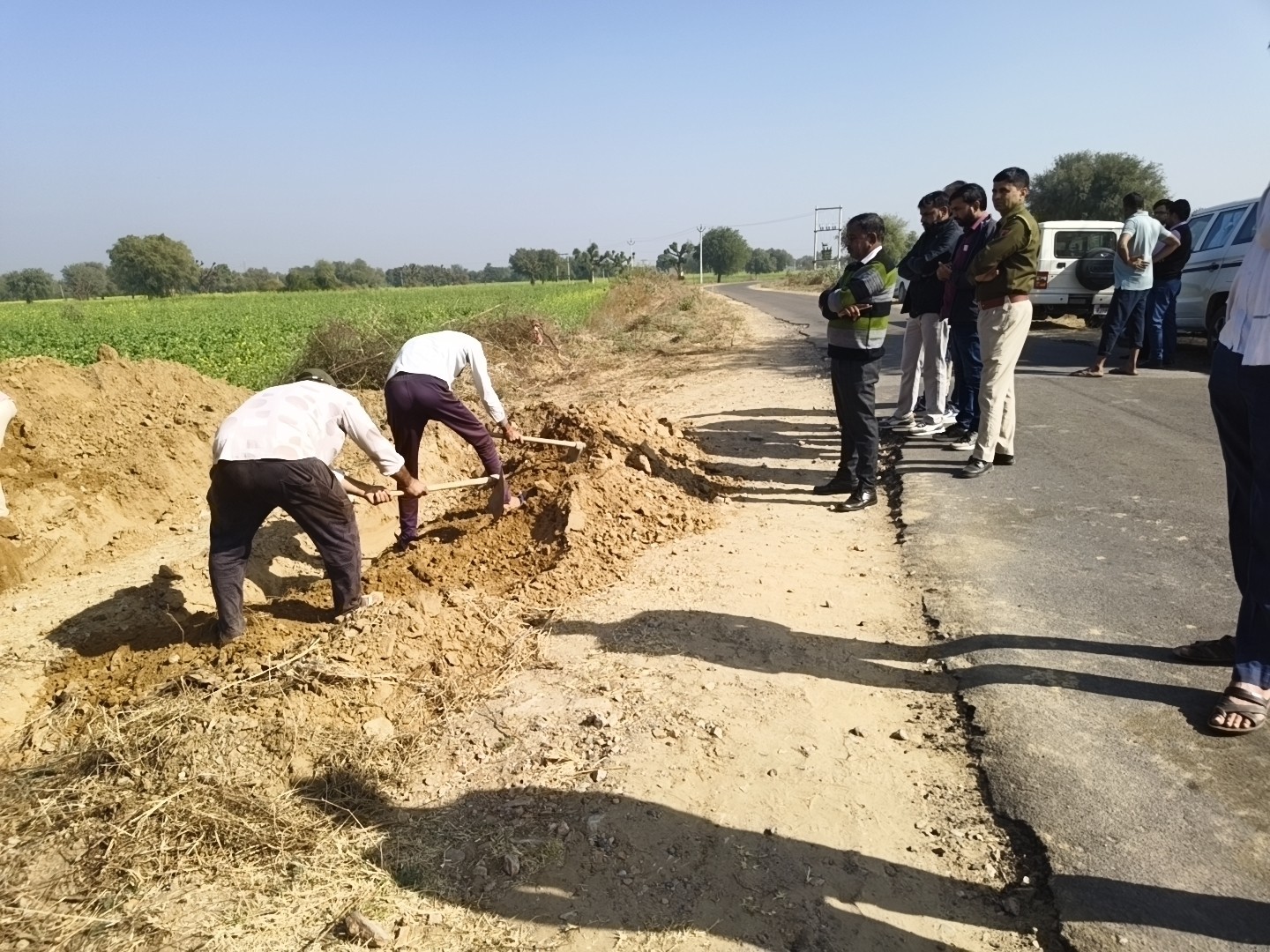 एसडीएम दीपक चंदन, तहसीलदार जय सिंह मीणा, पटवारी विजय कुमार और सुरजनगढ़ पुलिस बल मौके पर पहुंचे।