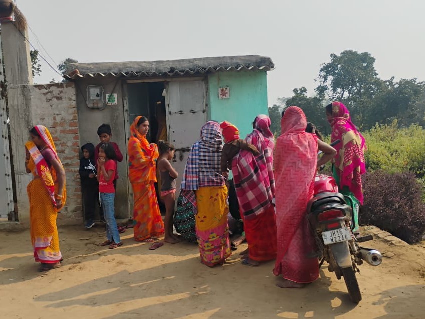 मां को चुप करा रही बाकी महिलाएं।