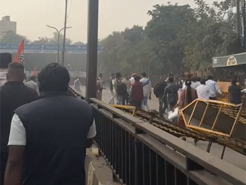 पुलिस ने रोकने की कोशिश की तो कांग्रेस कार्यकर्ता बैरिकेड्स तोड़कर आगे बढ़े।