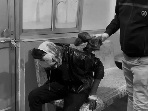 मारपीट के बाद अस्पताल में उल्टी करता हुआ पीड़ित।