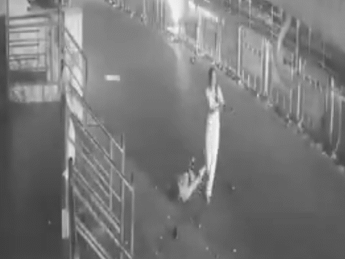 सड़क से गुजर रहे वाहन चालकों के सामने हाथ जोड़कर भी मदद मांगी।