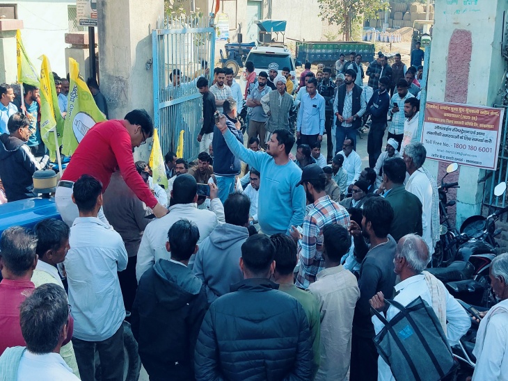 किसानों के धरने की वजह से बीकानेर रोड हुआ जाम।