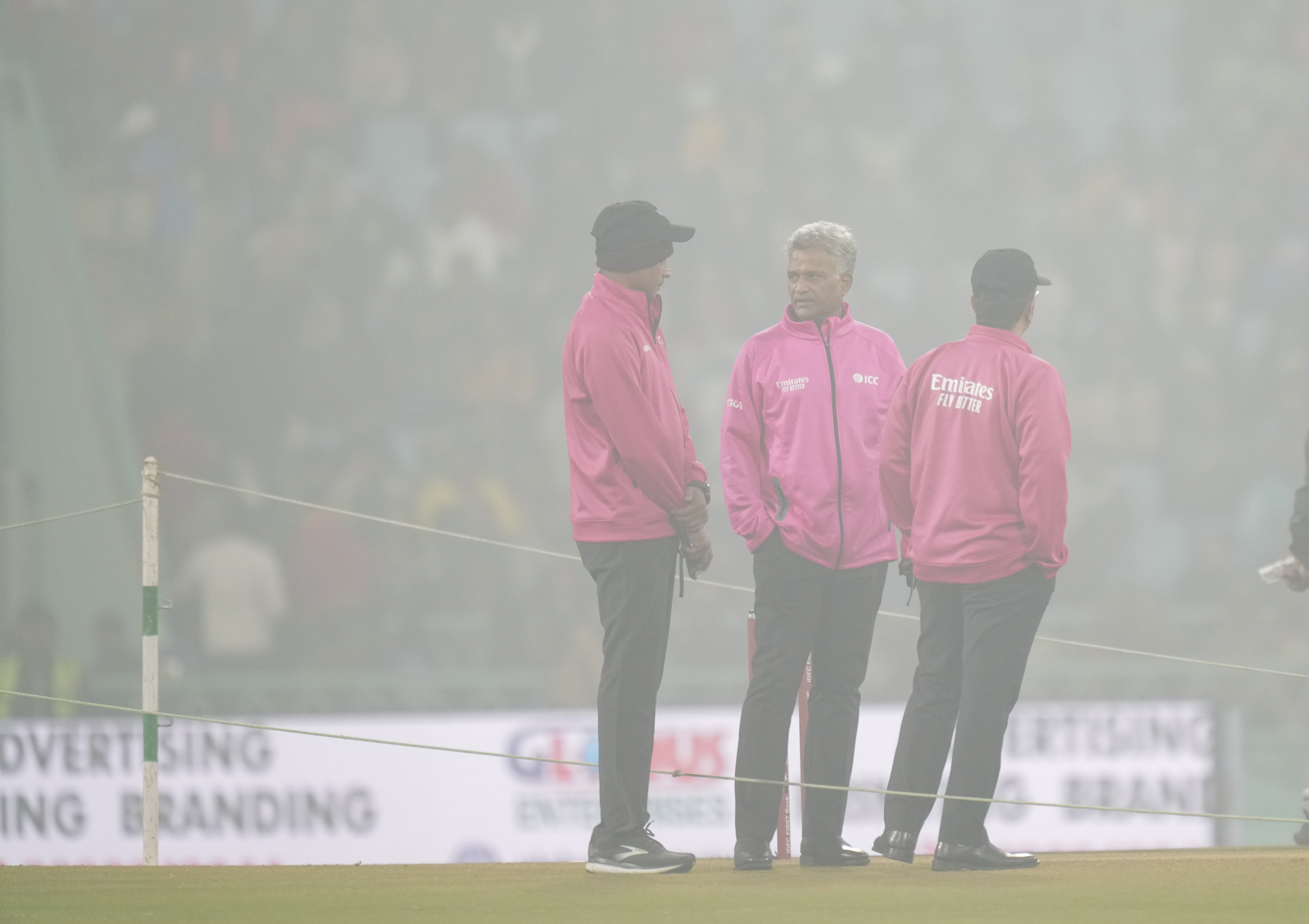 अंपायर्स ने 6 बार मैदान की कंडीशन का निरीक्षण किया।