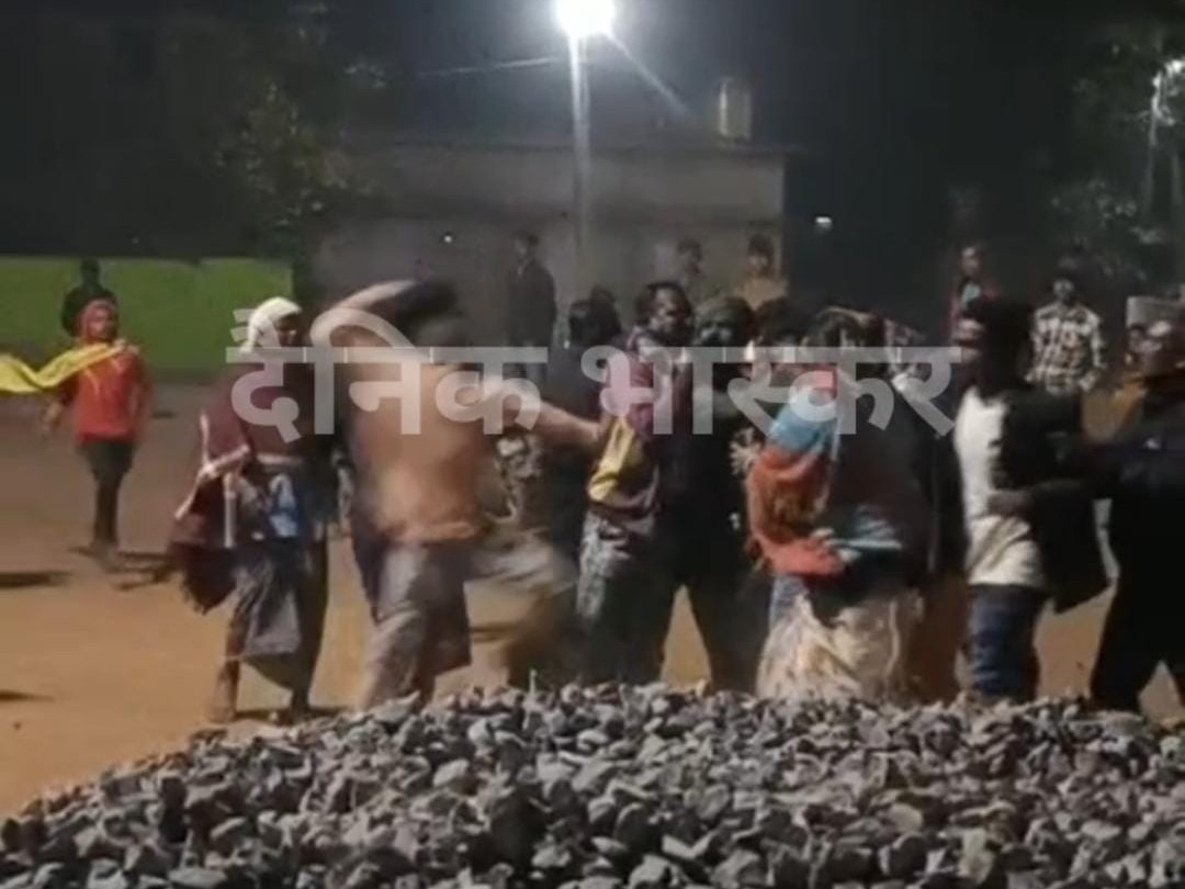 In Dhamtari, there was a fierce fight between the Kotwar and the villagers. | धमतरी में कोटवार-ग्रामीणों के बीच जमकर लात-घूंसे चले: दो पक्षों में मारपीट का VIDEO वायरल; जांच में जुटी पुलिस - Dhamtari News 1 5e31fdb3 9c82 41b3 91bf 2d4701902031 1765940167657