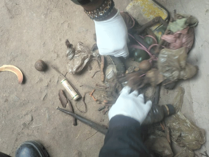 शिकारियों के घर से भुना मांस, सुअर के दांत, मोर के पैर सहित कई आपत्तिजनक सामान मिले।