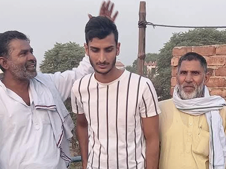 पारिवारिक सदस्यों एवं विराट कोहली के साथ शाहबाज अहमद। - फाइल फोटो