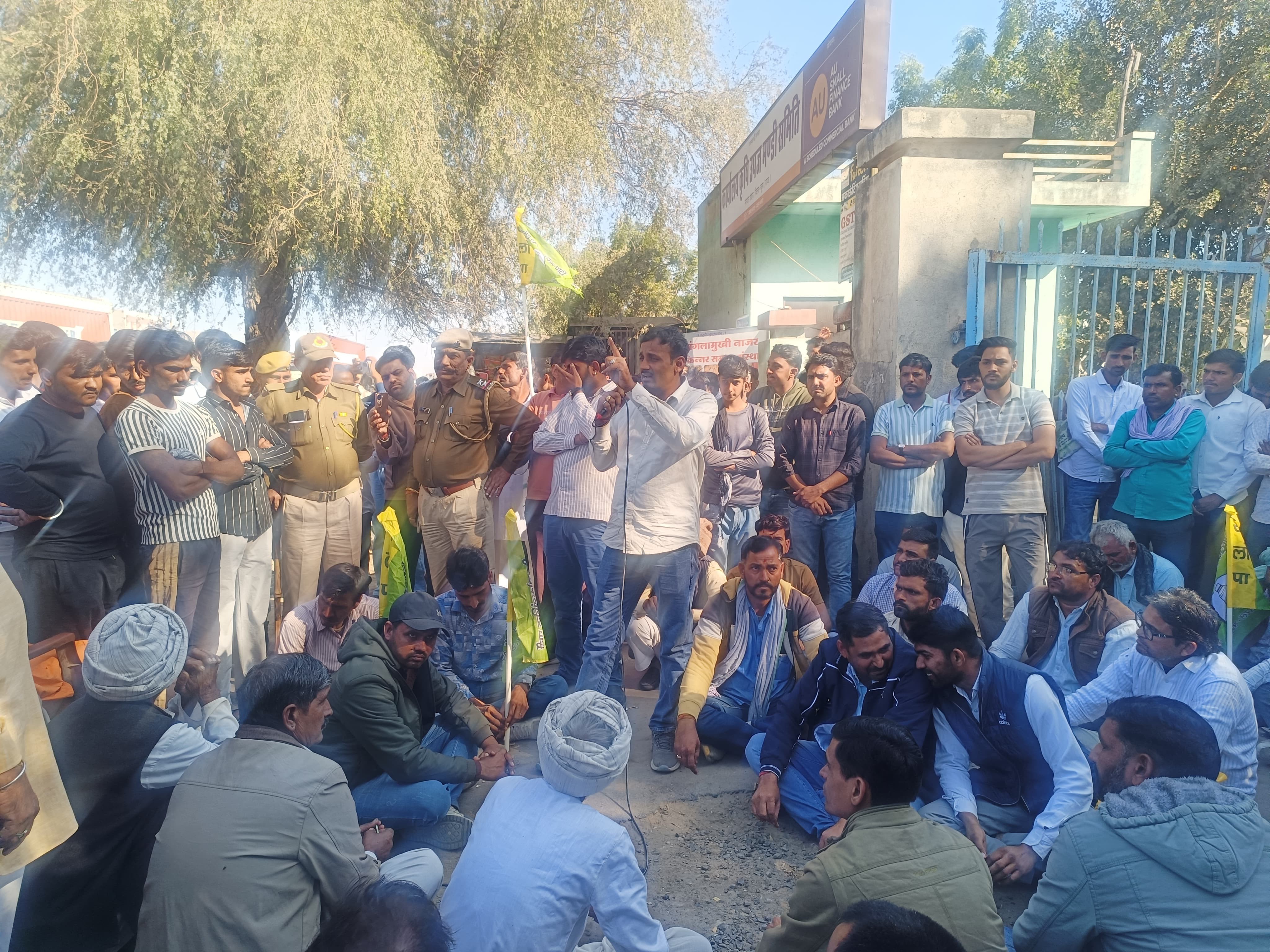 मंडी गेट के सामने धरने पर बैठे किसान।