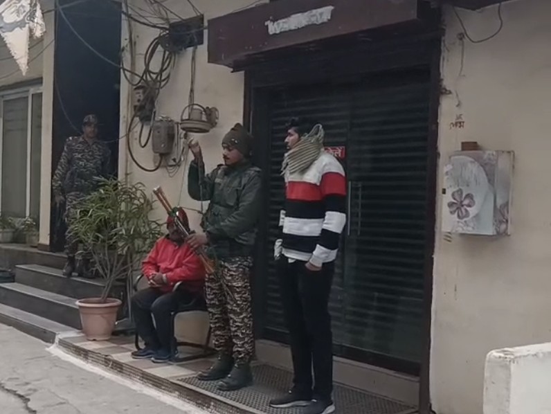 अशोक विश्वकर्मा के घर के बाहर सुरक्षाकर्मी और आयकर विभाग के अफसर।