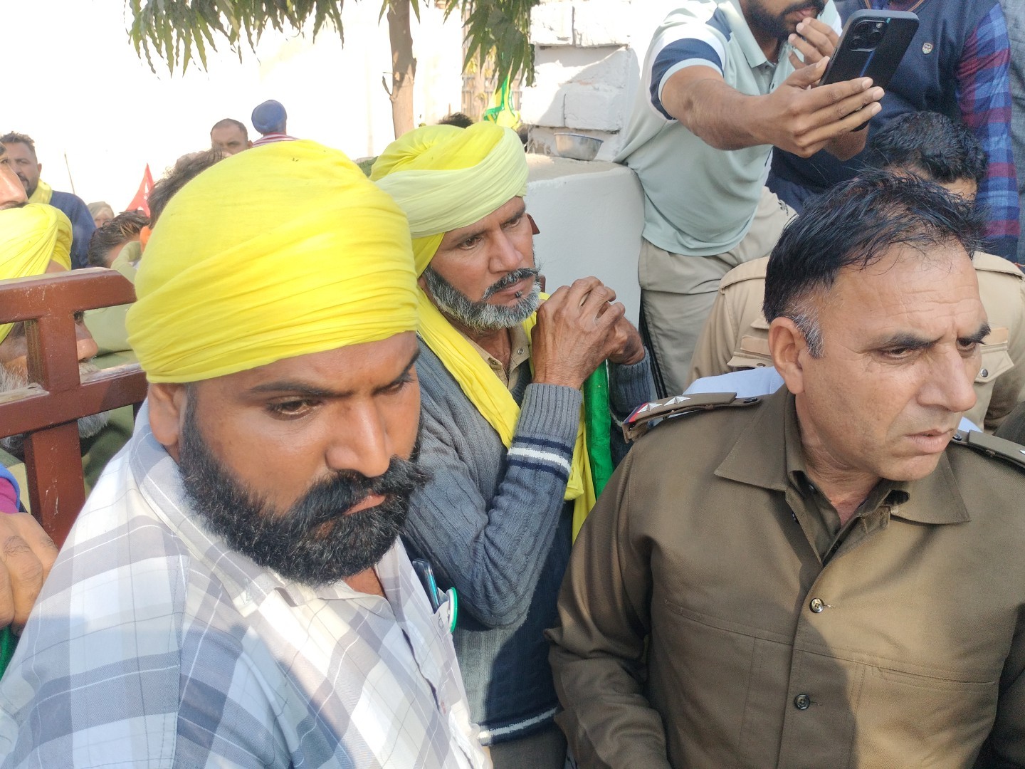 किसानों से बातचीत करते हुए पुलिस अधिकारी।