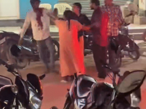 हमले में एक युवक लहूलुहान हो गया।