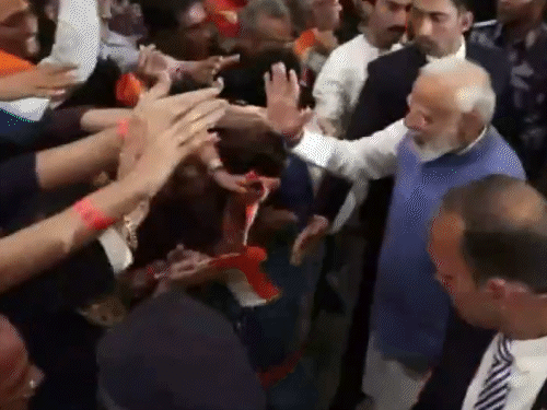 मोदी होटल पहुंचने पर प्रवासी भारतीयों से मिले।