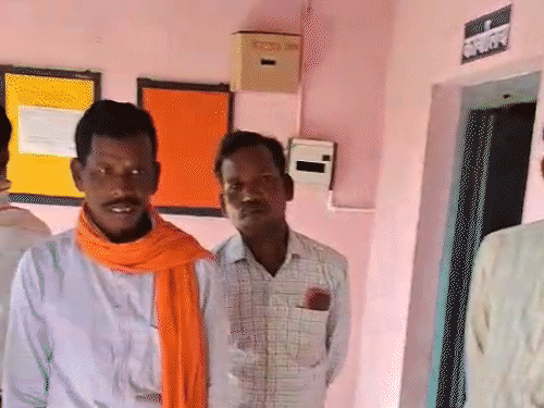 A lemon-vermilion-thread effigy was found in front of the class in the school. | स्कूल में प्रिंसिपल ऑफिस के सामने मिला नींबू-सिंदूर-धागा-पुतला: प्राचार्या बोली- रात में किसी ने तंत्र पूजा की; शुद्धिकरण कराने की मांग - Kondagaon News 1 ग्रामीणों ने स्कूल में शुद्धिकरण की मांग की है।