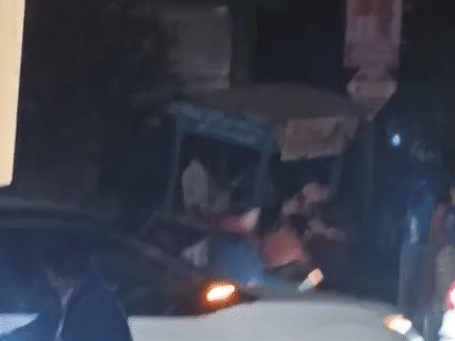 दुकानदार का ठेला पलटा दिया गया। इसके बाद मारपीट की गई।