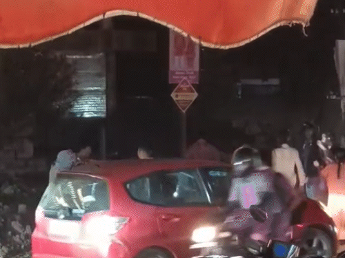 सूचना पर पहुंची पुलिस ने दोनों पक्षों को शांत करवाया और उन्हें थाने लेकर गई।