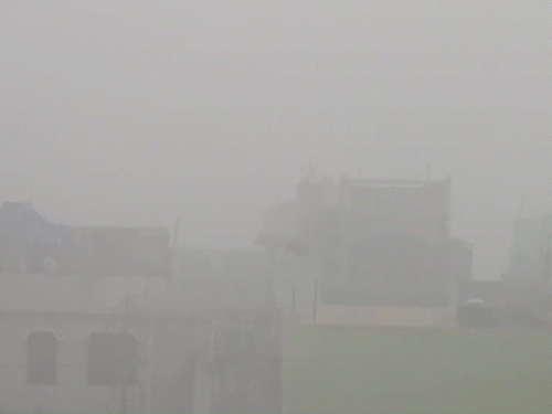 उत्तराखंड के नैनीताल में बुधवार सुबह घने कोहरे की चादर छा जाने से विजिबिलिटी लगभग शून्य हो गई।