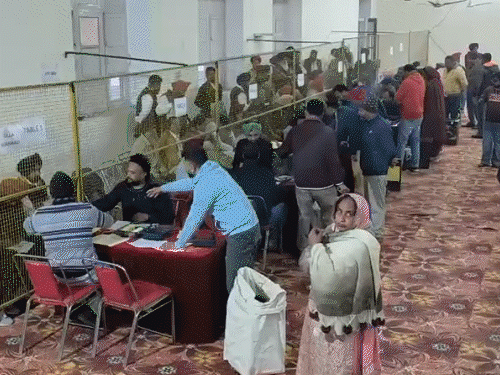 जिला परिषद व ब्लॉक समिति के लिए हो रही मतगणना। मीडिया से बात करती उम्मीदवार कुलजीत सेखों और महिला AAP नेता सोनिया मान। - Dainik Bhaskar