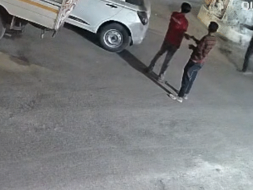 आग लगाने के पहले आरोपी डिब्बे में पेट्रोल भरकर पहुंचा था।