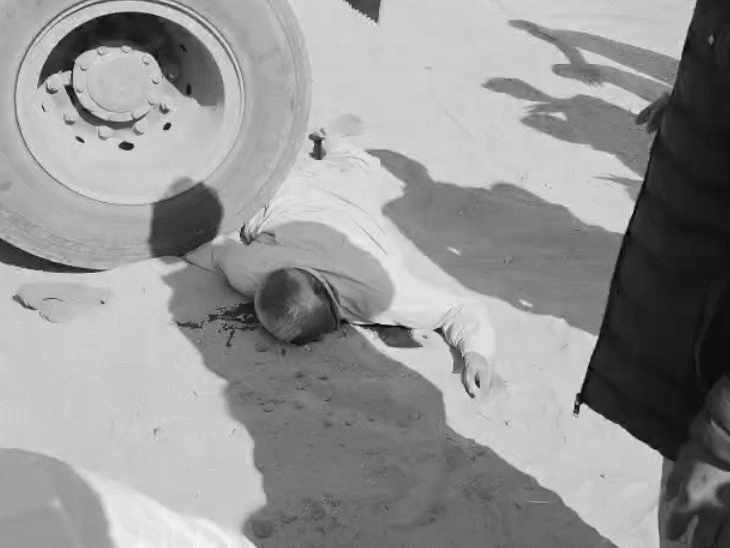 तस्वीर, दर्दनाक है। डंपर के टायर के नीचे आने से बुजुर्ग की मौके पर मौत हो गई।