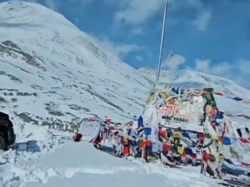 लाहौल स्पीति के शिंकुला दर्रा में बर्फ देखने पहुंच रहे टूरिस्ट।